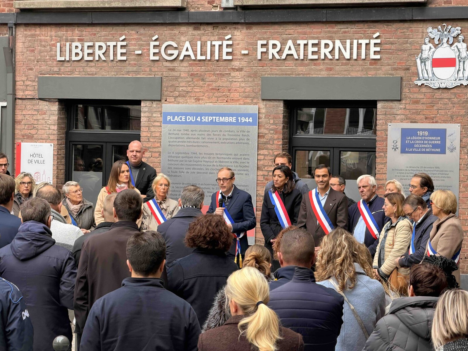 Rassemblement républicain devant la mairie de Béthune