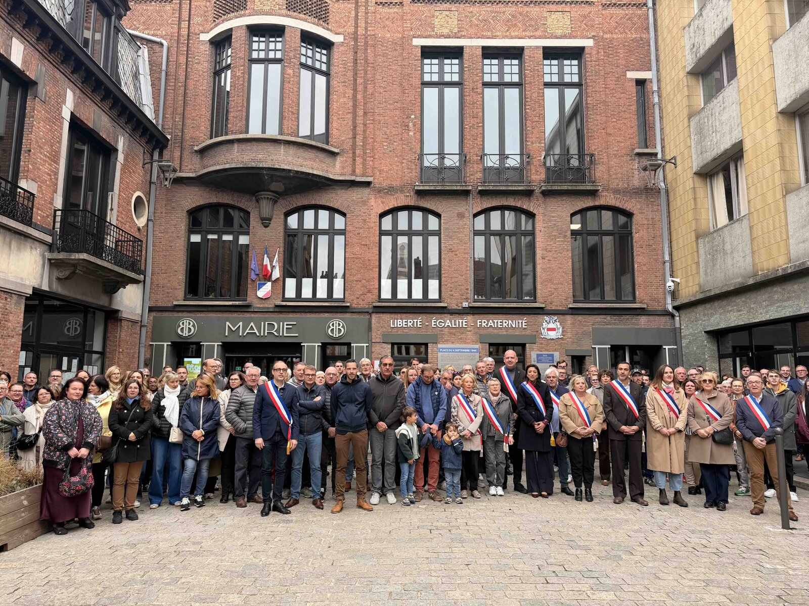 Rassemblement républicain devant la mairie de Béthune