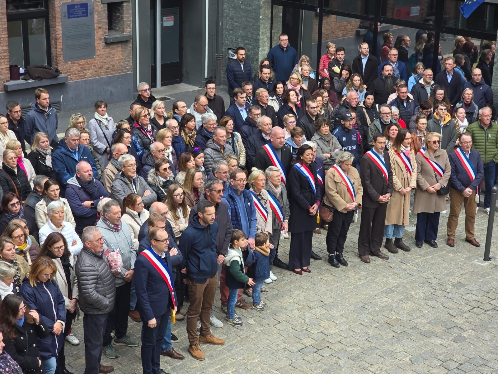 Rassemblement républicain devant la mairie de Béthune