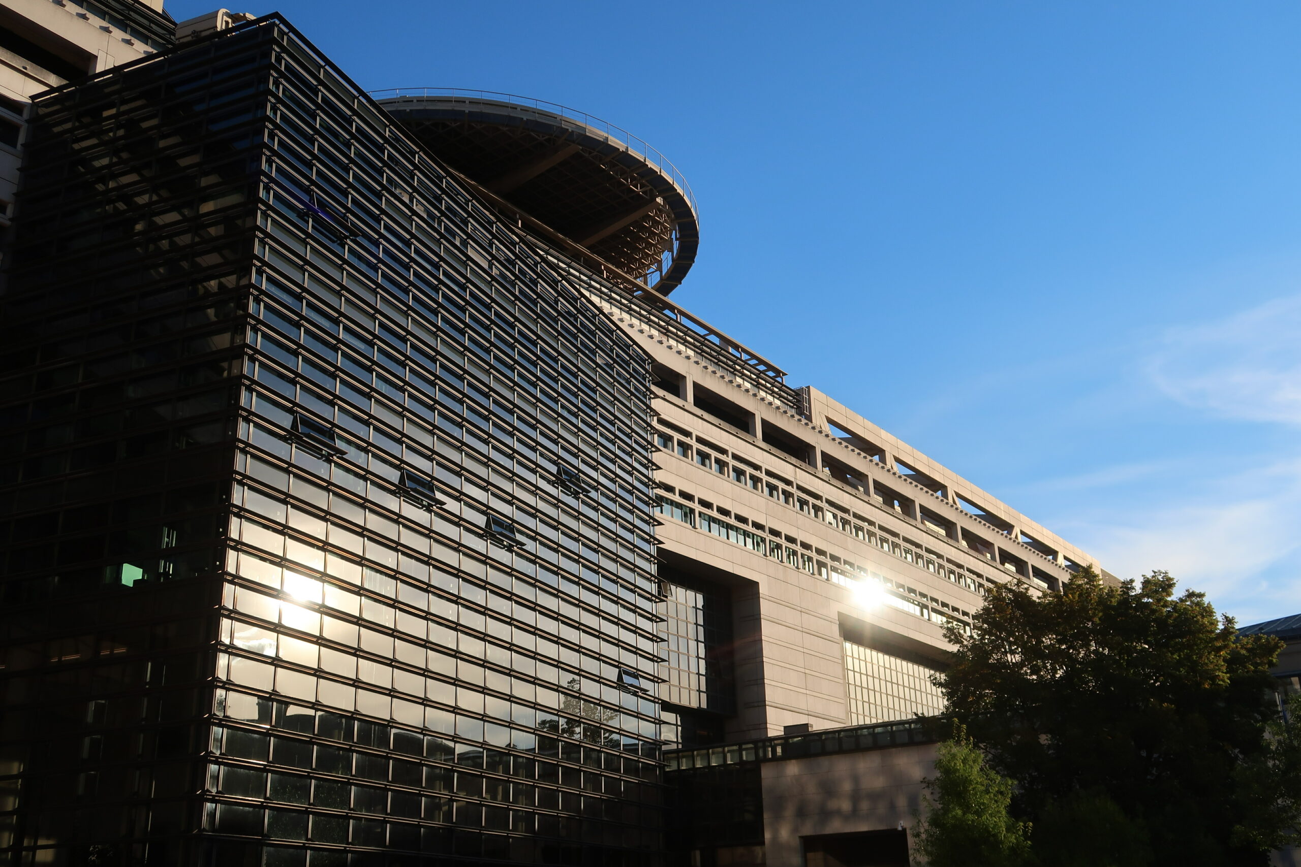 Agences de l’État : l’efficacité entravée par la centralisation et la technocratie
