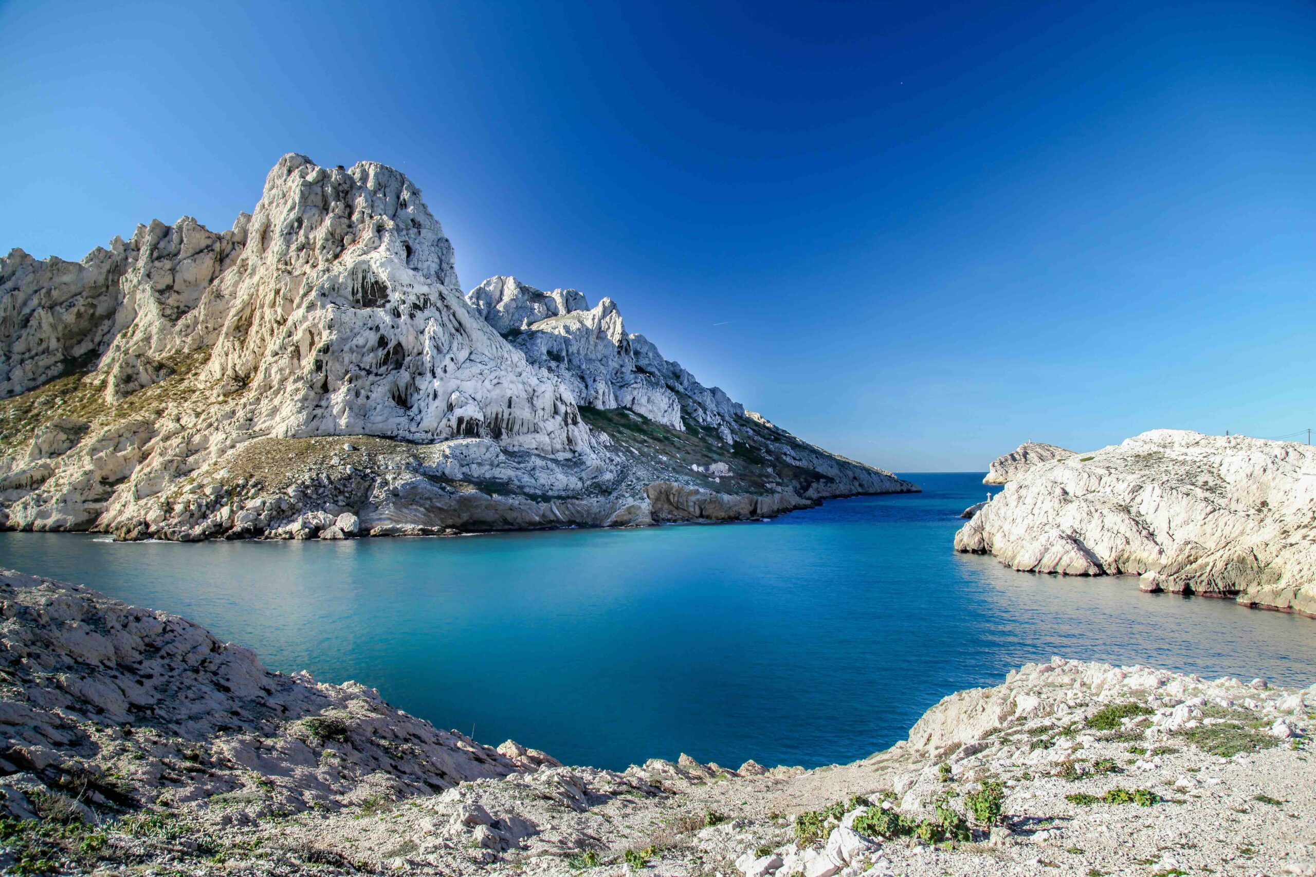 Calanques empoisonnées : entre beauté sauvage et héritage toxique