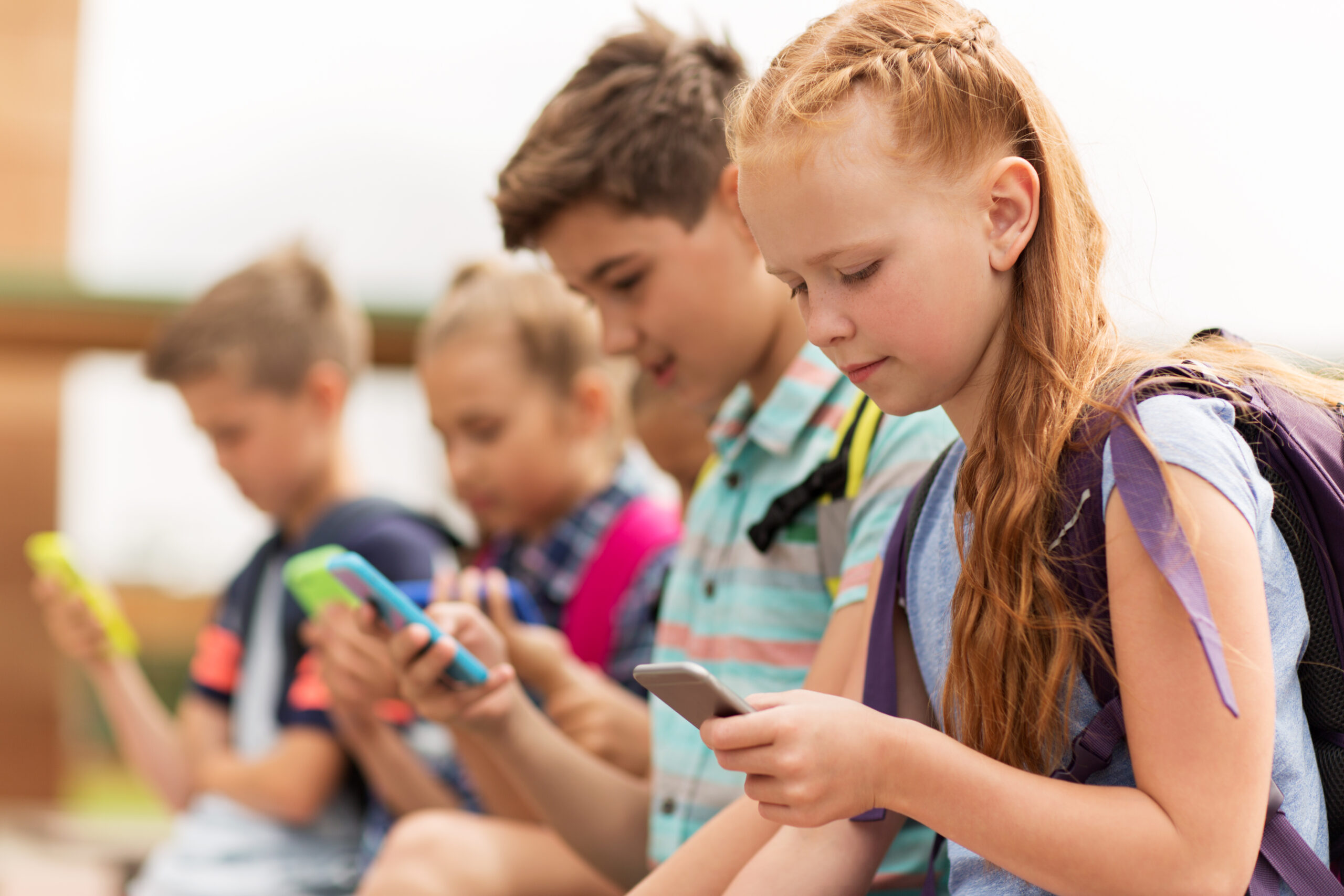 Interdire les réseaux sociaux aux moins de 15 ans : une ambition nécessaire et juste avec une mise en œuvre à sécuriser