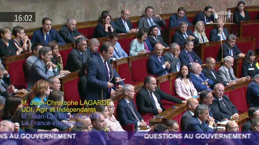 La source de la crise réside dans l'hypertrophie des pouvoirs présidentiels dans la Ve République.