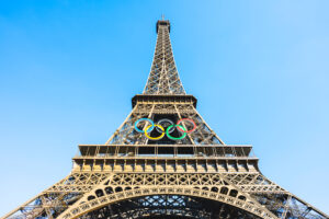 Paris 2024 : anneaux olympiques sur la Tour Eiffel