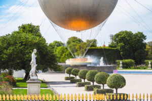 Vasque / chaudron olympique au jardin des Tuileries pour les jeux Olympiques d’été à Paris, avec une flamme de synthèse d’eau et de lumière.