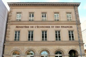 Façade de l’entrée du Ministère de l’Économie et des Finances français à Paris Bercy, dans le bâtiment du pavillon de l’ancienne douane – septembre 2018 (France)