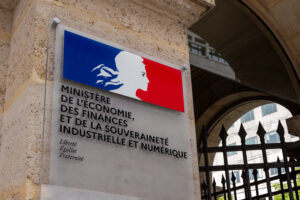 Paris, France – 2 juin 2024: Plaque à l’entrée du bâtiment du Ministère de l’économie, des finances et de la souveraineté industrielle et numérique avec le logo de la République Française