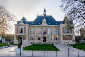 Vue extérieure du l’hôtel de ville de Montrouge. Montrouge est une ville du département des Hauts-de-Seine, située au sud de Paris